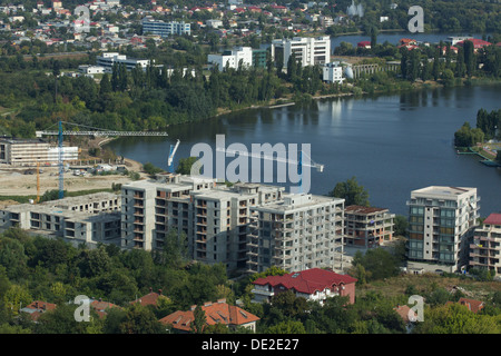 Vista aerea del paesaggio urbano di Bucarest con edifici in costruzione. Foto Stock