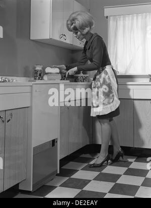 Cucina scena, Warwick, Warwickshire, 1966. Artista: Michael Walters Foto Stock