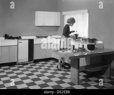 Cucina scena, Warwick, Warwickshire, 1966. Artista: Michael Walters Foto Stock