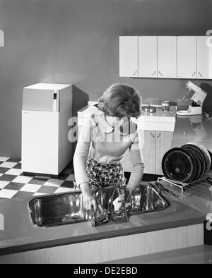 Cucina scena, Warwick, Warwickshire, 1966. Artista: Michael Walters Foto Stock