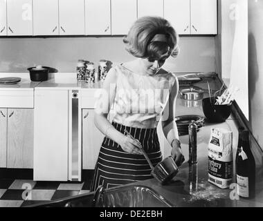 Cucina scena, Warwick, Warwickshire, 1966. Artista: Michael Walters Foto Stock