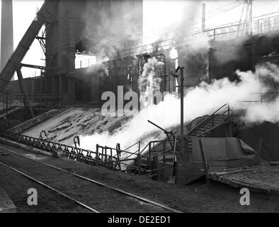 Manvers preparazione del carbone vegetale, Wath su Dearne, vicino a Rotherham, South Yorkshire, 1956. Artista: Michael Walters Foto Stock