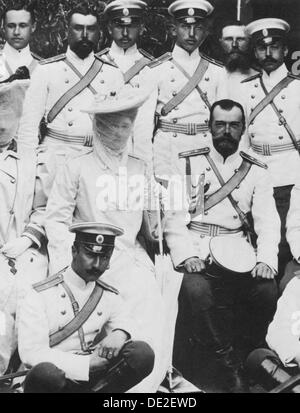 Tsar Nicholas II e Tsarina Alexandra Fyodorovna della Russia con un gruppo di ufficiali dell'esercito, c1904. Artista: sconosciuto Foto Stock