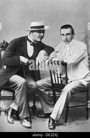 Opera russo Feodor cantante Chaliapin con il compositore e pianista Sergei Rachmaninov, c1890. Artista: sconosciuto Foto Stock