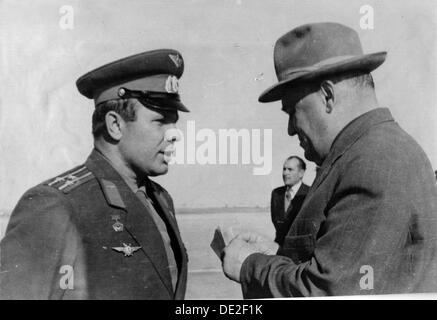 Cosmonauta russo Yuri Gagarin e rucola engineer Sergey Korolyov, 1961. Artista: sconosciuto Foto Stock