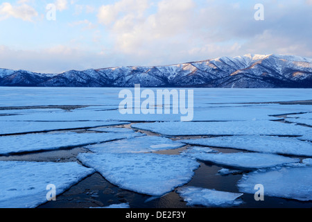 Lago ghiacciato di Kussharo con ice floes nella parte anteriore, Akan-Nationalpark, Kawayu Onsen, Hokkaido, Giappone Foto Stock