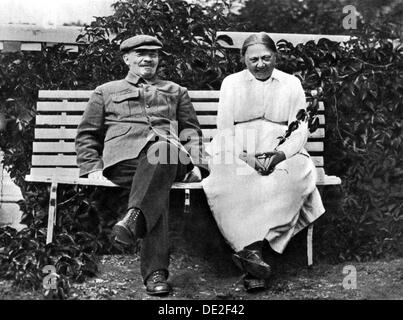 Il Russo leader bolscevico Vladimir Lenin e Nadezhda Krupskaya, Gorki, URSS, 1922. Artista: sconosciuto Foto Stock