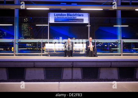 Pendolari sulla piattaforma a Londra Blackfriars stazione ferroviaria. Foto Stock