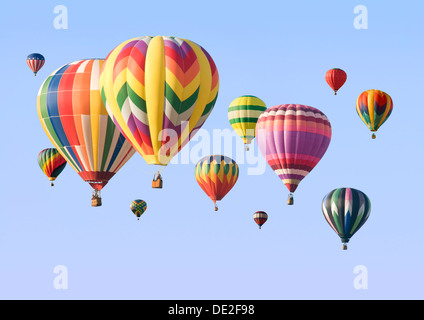 Un gruppo di colorate mongolfiere floating attraverso il cielo Foto Stock