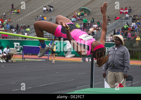 Ypsilanti, Michigan - Salto in alto la concorrenza durante la pista e il campo eventi presso l'AAU Junior Giochi Olimpici. Foto Stock