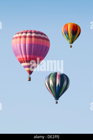 Tre mongolfiere floating contro un cielo blu Foto Stock