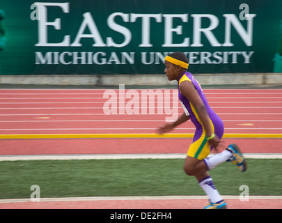 Ypsilanti, Michigan - Ragazzi salto in lungo la concorrenza durante la pista e il campo eventi presso l'AAU Junior Giochi Olimpici. Foto Stock