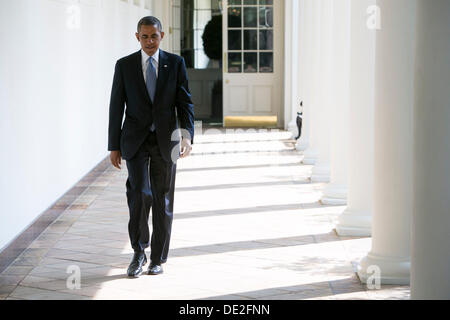 Washington, DC, Stati Uniti d'America. Decimo Sep, 2013. Il Presidente degli Stati Uniti Barack Obama passeggiate lungo il colonnato della Casa Bianca dalla residenza all'Ufficio Ovale per iniziare il suo giorno di settembre 10, 2013 a Washington, DC. Credito: Kristoffer Tripplaar / Pool via CNP Credito: dpa picture alliance/Alamy Live News Foto Stock