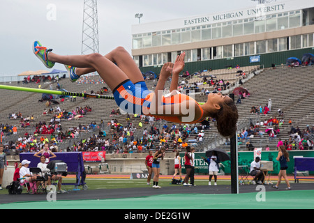 Ypsilanti, Michigan - Salto in alto la concorrenza durante la pista e il campo eventi presso l'AAU Junior Giochi Olimpici. Foto Stock