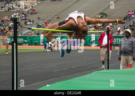 Ypsilanti, Michigan - Salto in alto la concorrenza durante la pista e il campo eventi presso l'AAU Junior Giochi Olimpici. Foto Stock