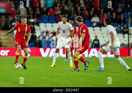 Cardiff, Regno Unito. Martedì, 10 settembre 2013 nell'immagine: Craig Bellamy del Galles (L) passa la palla a Andy King del Galles (3 L) Re:Galles V Serbia, World Cup Qualifier al Cardiff City Stadium di Cardiff, Galles Credito: D Legakis/Alamy Live News Foto Stock