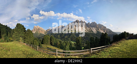 Vista panoramica come visto dalla cresta Wuerzjoch con il Aferer Geisler montagne e il Sass de Putia montagna all'indietro Foto Stock