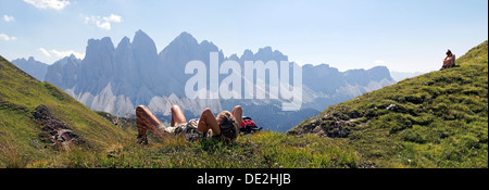 Gli escursionisti rilassarsi e godere la vista delle Odle, Aferer Geisler montagne, Villnoesstal valley Foto Stock