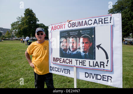 L'uomo azienda Anti-Obama segno - Washington DC, Stati Uniti d'America Foto Stock