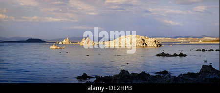 Formazioni di tufo su vede Mono lago nella luce della sera, Mono Lago, Lee Vining, California, Stati Uniti Foto Stock