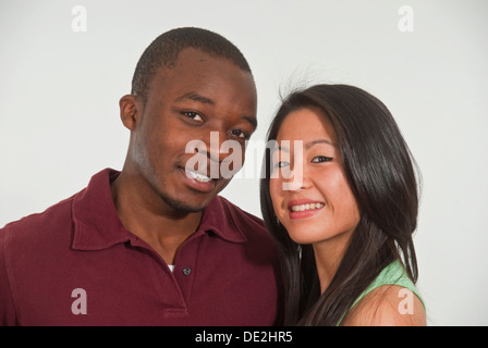 Ritratto di giovane di carnagione scura l uomo e la giovane donna asiatica Foto Stock
