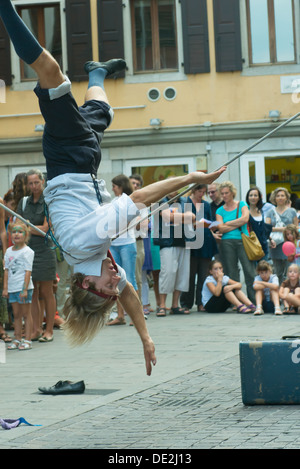 Gli artisti di strada mostrano a Udine Foto Stock