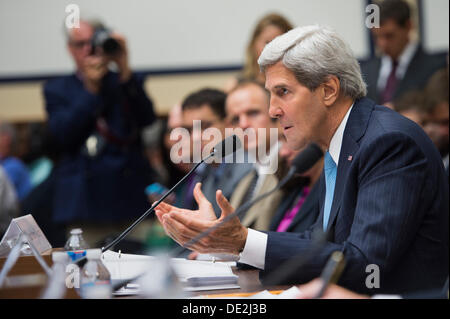 Il Segretario di Stato americano John Kerry testimonia davanti alla casa Comitato delle Forze Armate del 10 settembre 2013 a Washington D.C. Il presidente Barack H. Obama sta cercando l'approvazione del Congresso per una limitata azione militare in Siria in risposta al loro governo il presunto impiego di armi chimiche. Foto Stock