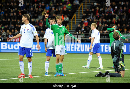 Torshavn, Faer Øer. Decimo Sep, 2013. Germania Thomas Müller (C) celebra dopo il punteggio 3:0 durante la Coppa del Mondo FIFA 2014 qualifica gruppo C partita di calcio tra Faer Øer e Germania al Torsvollur stadium di Torshavn, Faeroeer, 10 settembre 2013. Foto: Thomas Eisenhuth/dpa/Alamy Live News Foto Stock