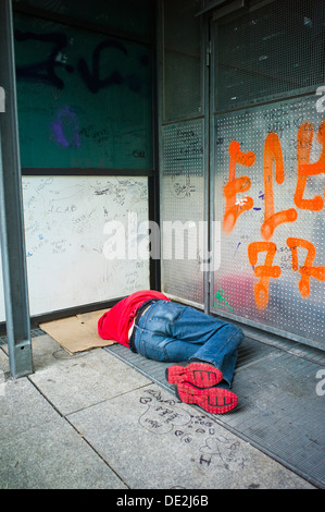 Uomo dorme in una porta di Stoccarda Germania Baden-Wuerttemberg Foto Stock