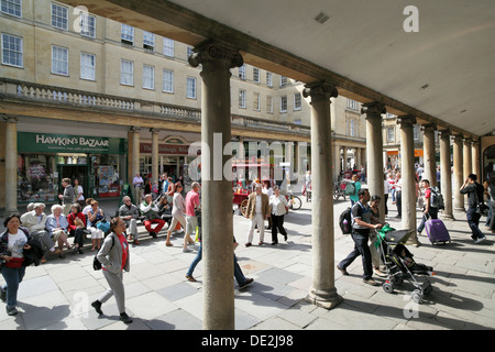 Colonnato, in stallo Street, Bath city centre - separa la strada di stallo dall'Abbazia sagrato, off a destra. Foto Stock