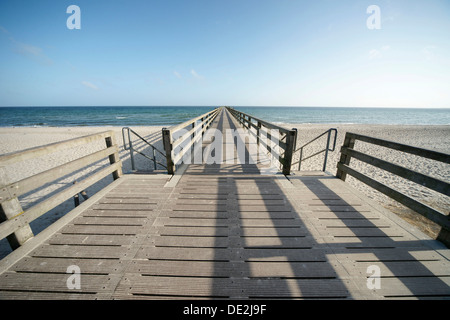 Lungo il molo in legno, la spiaggia, il blu del cielo e mare blu, Boltenhagen, Meclemburgo-Pomerania, Germania Foto Stock