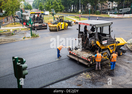 All interno della città strada sito in costruzione. Asfaltato lavorare su un importante nodo stradale. Nuovo manto di asfalto. Alfred Street, B224, di Essen. Foto Stock