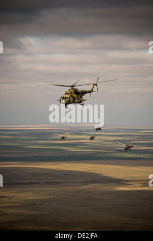 Il russo di ricerca e salvataggio di elicotteri volare oltre il Kazakistan in preparazione per l'atterraggio della Soyuz MA-08M navicella spaziale con spedizione 36 Settembre 10, 2013 vicino Zhezkazgan, Kazakistan. L'equipaggio farà ritorno a massa 11 settembre dopo cinque mesi e mezzo sulla Stazione spaziale internazionale. Foto Stock