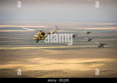 Il russo di ricerca e salvataggio di elicotteri volare oltre il Kazakistan in preparazione per l'atterraggio della Soyuz MA-08M navicella spaziale con spedizione 36 Settembre 10, 2013 vicino Zhezkazgan, Kazakistan. L'equipaggio farà ritorno a massa 11 settembre dopo cinque mesi e mezzo sulla Stazione spaziale internazionale. Foto Stock