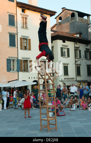 Gli artisti di strada mostrano a Udine Foto Stock