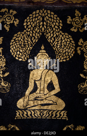 Il Buddismo Theravada, oro antico dipinto murale di Buddha, meditazione, bhumisparsha mudra, bhumisparshamudra gesto di chiamare la messa a terra Foto Stock