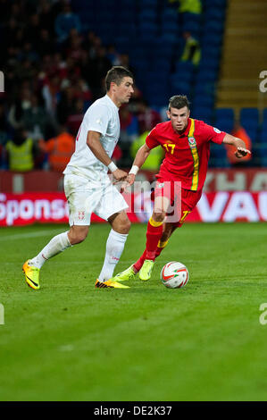 Cardiff, Regno Unito. Martedì, 10 settembre 2013 nell'immagine: Gareth Bale del Galles (R) Re:Galles V Serbia, World Cup Qualifier al Cardiff City Stadium di Cardiff, Galles Foto Stock