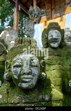 L Induismo di Bali, volti vecchi su moss coperte di statue in pietra, Pura Griya Sakti tempio nei pressi di Ubud, Bali, Indonesia, Asia sud-orientale, Asia Foto Stock