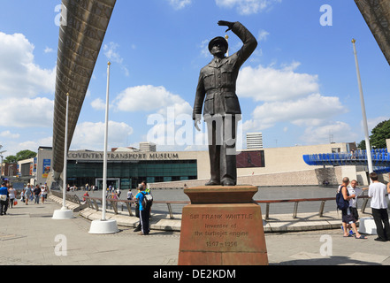 Statua di Sir Frank Whittle, l'inventore del turboreattore, nella parte anteriore del Coventry Transport Museum, su Milennium Square, Regno Unito Foto Stock