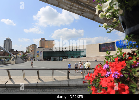 Coventry Transport Museum su un giorno d'estate sul Millennium Square, a Coventry, Warwickshire, West Midlands, England, Regno Unito Foto Stock