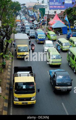 Scena di strada caotica come masse di persone inizia a viaggiare per le famiglie e per andare a fare shopping come idul fitri holiday ottiene in corso Foto Stock