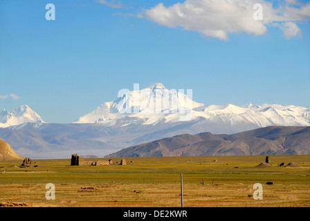 Vista verso tutto il massiccio del Monte Everest, rovine nella valle vicino al Old Tingri, Himalaya, Tibet Centrale, U-Tsang Foto Stock