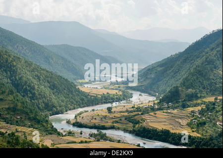 Paesaggio fluviale, fiume Meandro attraverso una valle vicino a Punakha, l'Himalaya, Regno del Bhutan, Asia del Sud, Asia Foto Stock