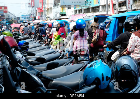 Scena di strada caotica come masse di persone inizia a viaggiare per le famiglie e per andare a fare shopping come idul fitri holiday ottiene in corso Foto Stock