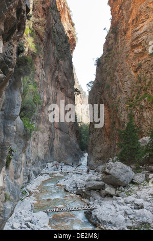 Ripide scogliere salgono sopra il letto roccioso di un flusso, numerosi escursionisti, passerelle, 3 porta, cancello di ferro, vista verso sud Foto Stock