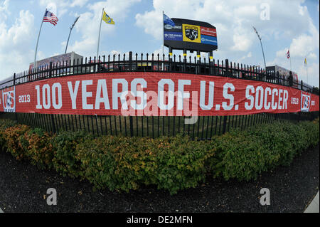 Columbus, Ohio, Stati Uniti d'America. Decimo Sep, 2013. 10 settembre 2013: Cento anni di soccer banner è appeso al di fuori di Columbus Crew Stadium durante gli Stati Uniti Nazionale Maschile contro il Messico la squadra nazionale- World Cup Qualifier corrispondono al Columbus Crew Stadium - Columbus, OH. Credito: csm/Alamy Live News Foto Stock