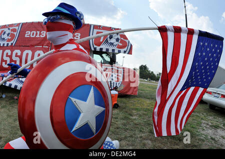 Columbus, Ohio, Stati Uniti d'America. Decimo Sep, 2013. 10 settembre 2013: un super fan tenendo un Captain America shield e una bandiera americana è pronta per gli Stati Uniti Nazionale Maschile contro il Messico la squadra nazionale- World Cup Qualifier corrispondono al Columbus Crew Stadium - Columbus, OH. Credito: csm/Alamy Live News Foto Stock