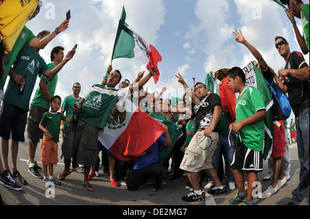 Columbus, Ohio, Stati Uniti d'America. Decimo Sep, 2013. Settembre 10, 2013: le ventole del Messico sono eccitato prima dell'U.S. Nazionale Maschile contro il Messico la squadra nazionale- World Cup Qualifier corrispondono al Columbus Crew Stadium - Columbus, OH. Credito: csm/Alamy Live News Foto Stock