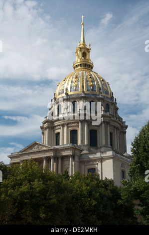 Monumenti parigini. Gli ornati golden cupola sopra l'Hôtel des Invalides, a Parigi. Costruito da Luigi XIV (Re Sole) ospita ora di Napoleone tomba. Foto Stock