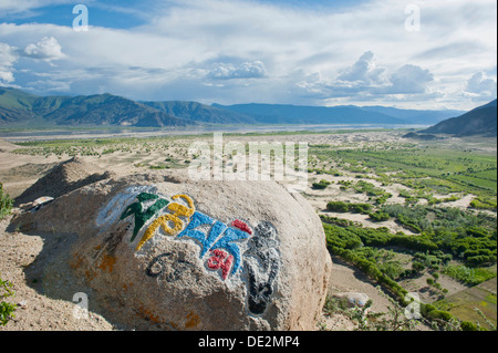 Buddismo tibetano, colorato il Tibetano iscrizione su una roccia, scultura in pietra, OM MANI PADME HUM, Hepo Ri sopra Monastero di Samye Foto Stock